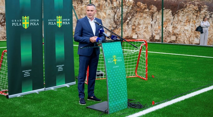Marijan Kustić otvorio na Valkanama u Puli novi teren s umjetnom travom
