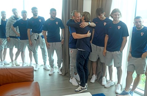 Čestitarsko iznenađenje Vatrenih kapetanu Luki Modriću za šesti naslov prvaka Europe s Realom