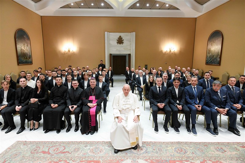 Papa Franjo održao privatnu audijenciju za Vatrene i delegaciju HNS-a