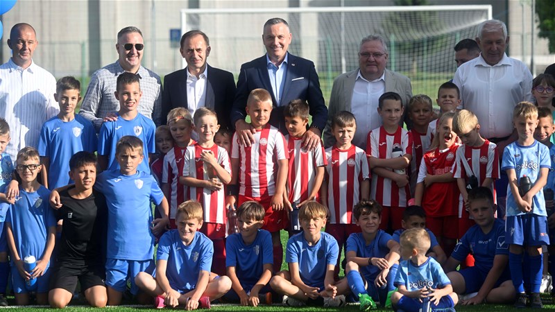 Marijan Kustić u Prelogu otvorio novi teren s umjetnom travom Nogometnog kluba Mladost
