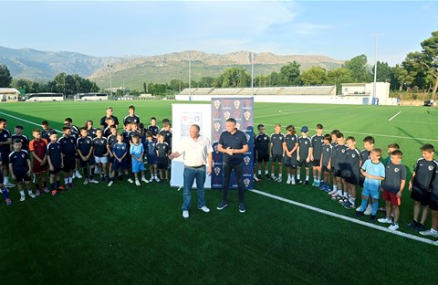 Kustić u Stobreču otvorio novi teren s umjetnom travom Nogometnog kluba Primorac