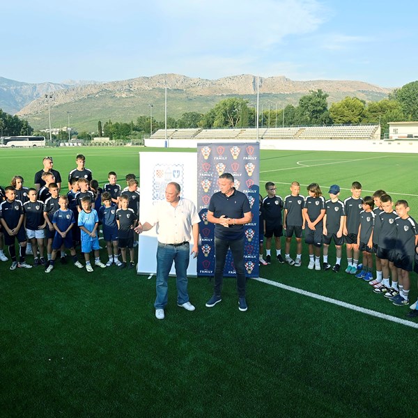 Kustić u Stobreču otvorio novi teren s umjetnom travom Nogometnog kluba Primorac