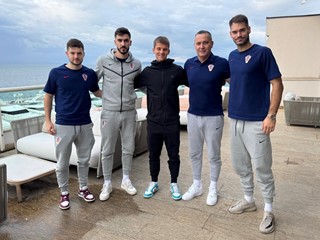 HNS dobio na dar hrvatsku trobojnicu iz Guinnessove knjige rekorda!