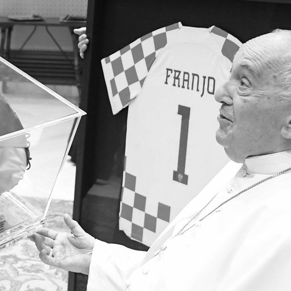 Preminuo papa Franjo
