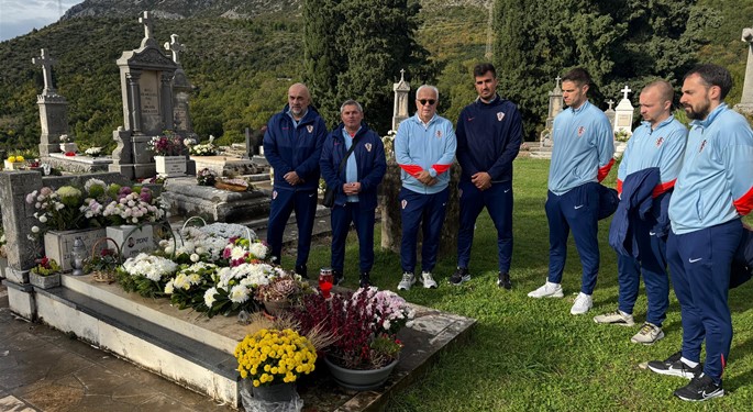 Stručni stožer futsalske reprezentacije na posljednjem počivalištu Antuna Bačića