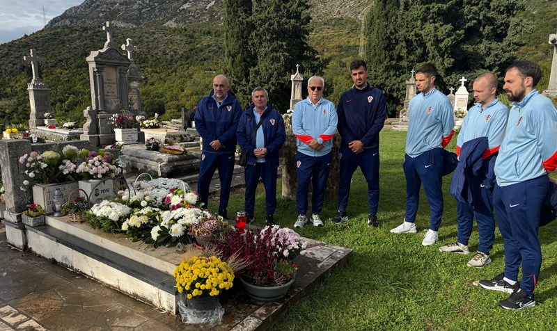 Stručni stožer futsalske reprezentacije na posljednjem počivalištu Antuna Bačića