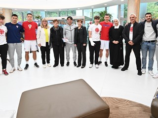 Majke poginulih branitelja darovale Vatrenima kape u bojama hrvatske trobojnice