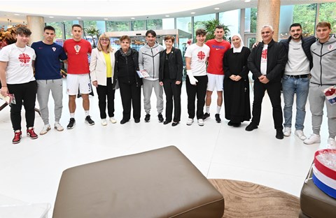 Majke poginulih branitelja darivale Vatrenima kape u bojama hrvatske trobojnice