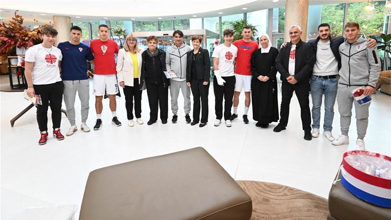 Majke poginulih branitelja darovale Vatrenima kape u bojama hrvatske trobojnice