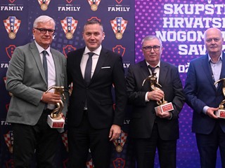 Trofeji podmlatka Željku Belu, Branku Kajfešu i Jurici Gizdiću