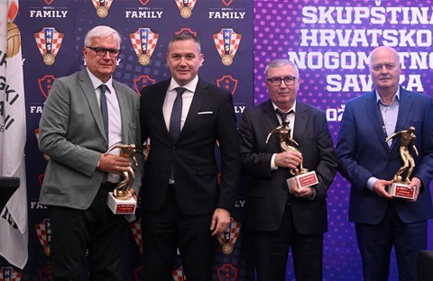 Trofeji podmlatka Željku Belu, Branku Kajfešu i Jurici Gizdiću