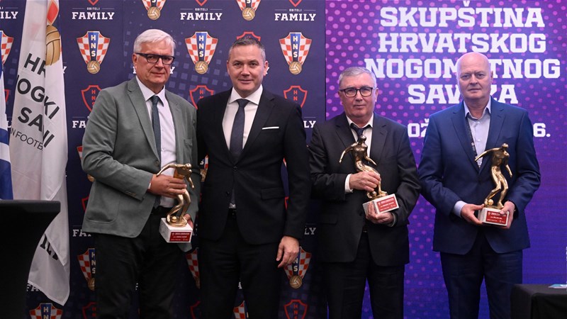 Trofeji podmlatka Željku Belu, Branku Kajfešu i Jurici Gizdiću