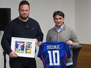 Anti Čizmiću nagrada za najbolju fotografiju praćenja Vatrenih tijekom 2025. godine