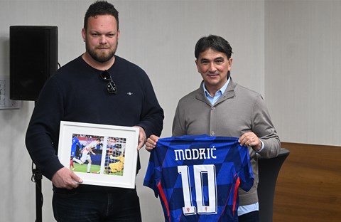 Anti Čizmiću nagrada za najbolju fotografiju praćenja Vatrenih tijekom 2025. godine