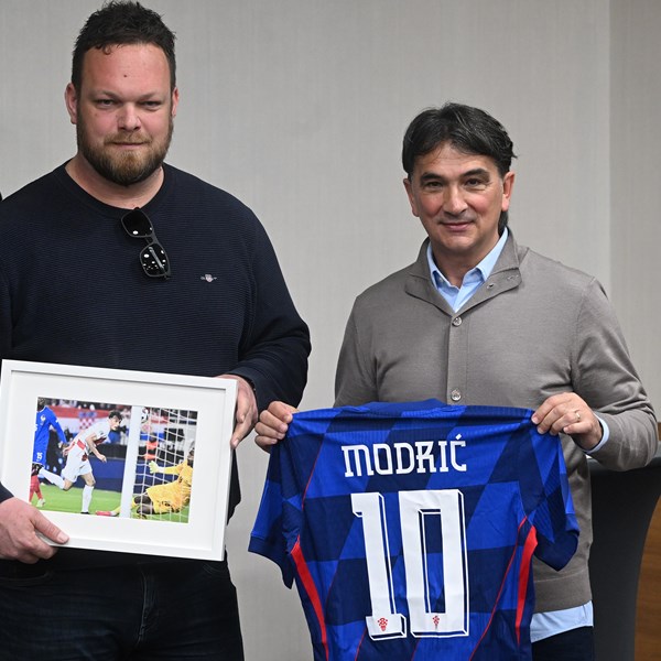 Anti Čizmiću nagrada za najbolju fotografiju praćenja Vatrenih tijekom 2025. godine