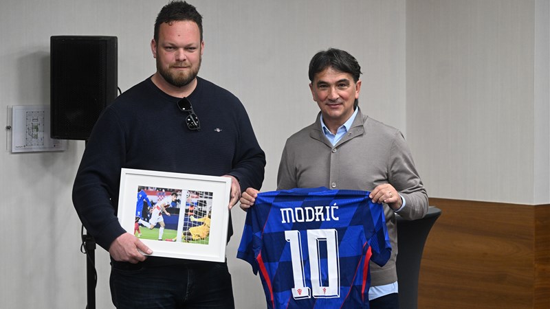 Anti Čizmiću nagrada za najbolju fotografiju praćenja Vatrenih tijekom 2025. godine