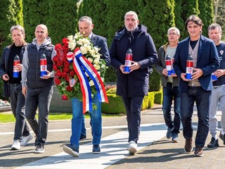 Kustić i delegacija HNS-a odali počast žrtvama Domovinskog rata u Vukovaru