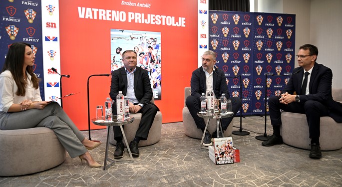 Predstavljena knjiga “Vatreno prijestolje” Dražena Antolića