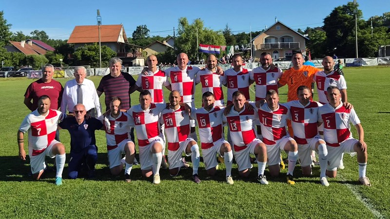 Hrvatska veteranska reprezentacija na proslavi 60 godina ŠNK Češko Selo