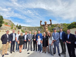 Stipe Pletikosa na svečanom otkrivanju spomenika Mati Parlovu u Imotskom
