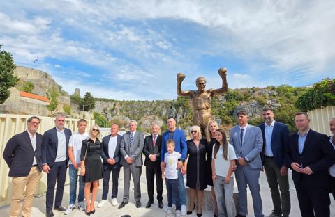 Stipe Pletikosa na svečanom otkrivanju spomenika Mati Parlovu u Imotskom