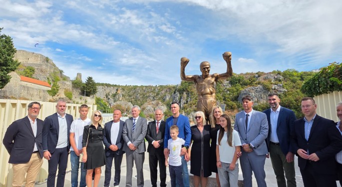 Stipe Pletikosa na svečanom otkrivanju spomenika Mati Parlovu u Imotskom