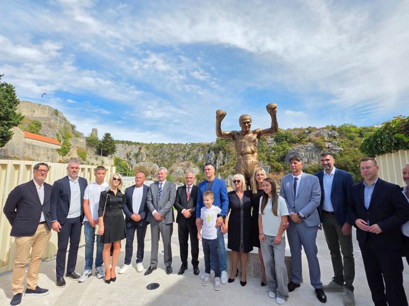 Stipe Pletikosa na svečanom otkrivanju spomenika Mati Parlovu u Imotskom