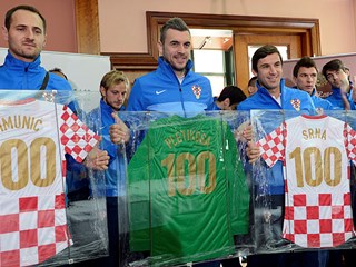 Darovi HNS-a za Šimunića, Pletikosu i Srnu
