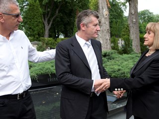 Davor Šuker zapalio svijeću na Draženovom grobu