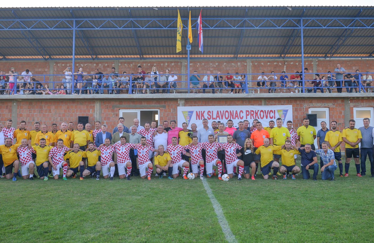 Veterani HNS-a na proslavi 60 godina NK Slavonac Prkovci
