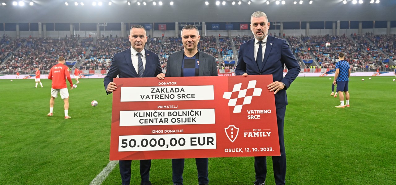 Marijan Kustić i Stipe Pletikosa uručili ček od 50.000 eura ravnatelju KBC-a Osijek Željku Zubčiću