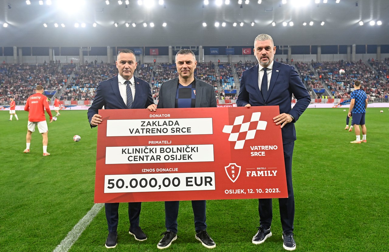 Marijan Kustić i Stipe Pletikosa uručili ček od 50.000 eura ravnatelju KBC-a Osijek Željku Zubčiću