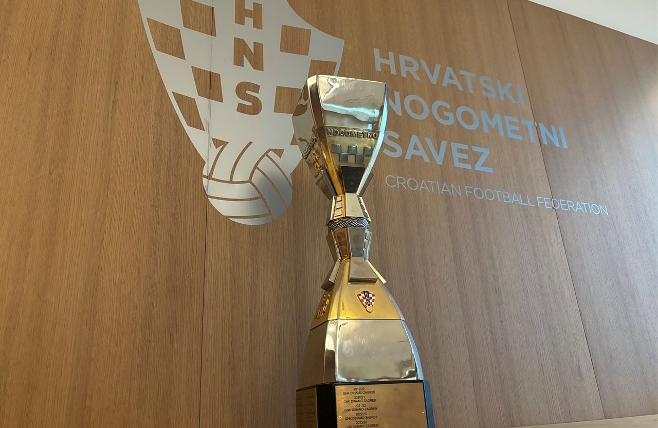 Trofej za prvaka SuperSport HNL-a stiže na slavlje - helikopterom