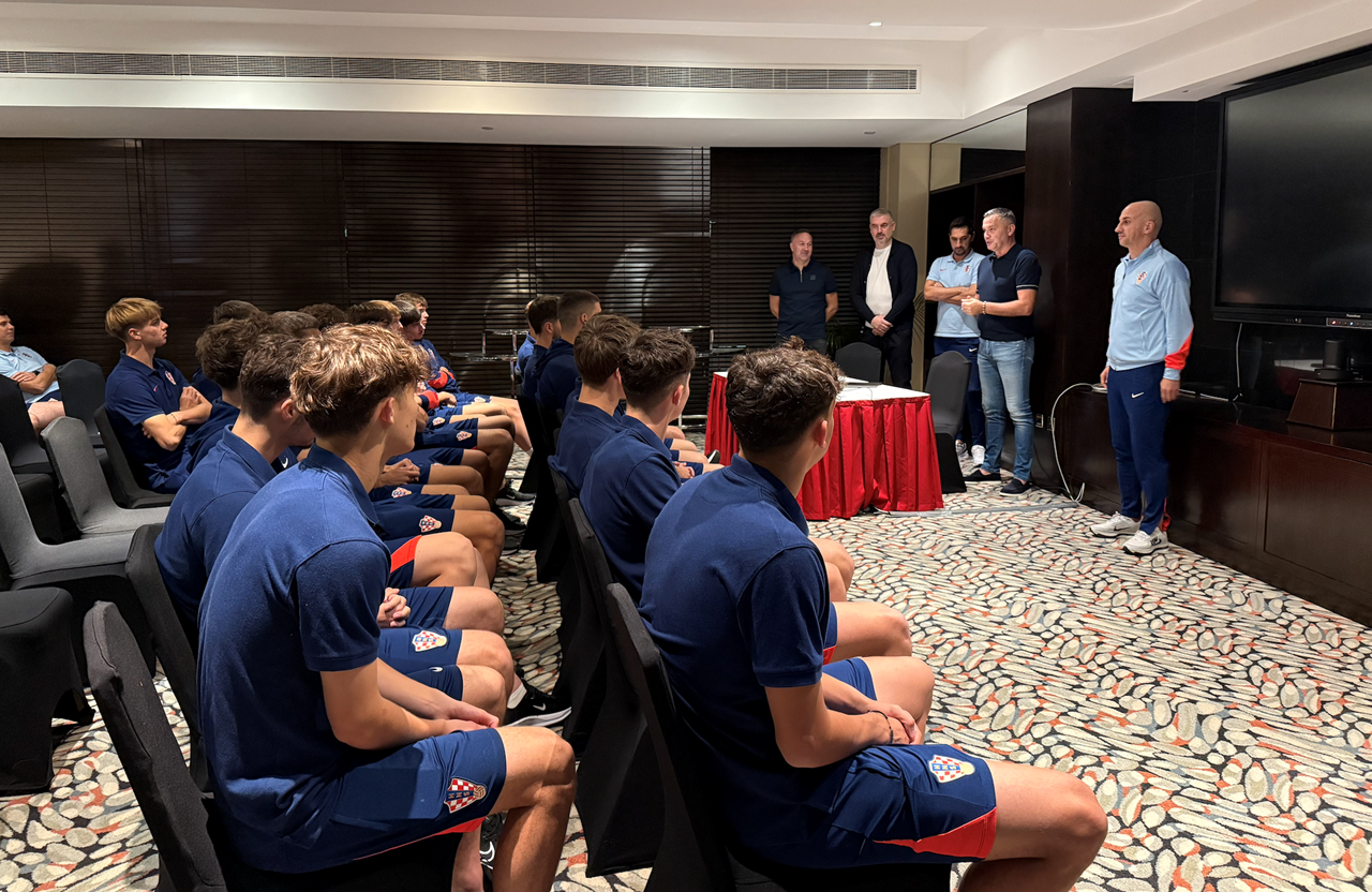 Predsjednik Kustić s Pletikosom i Horvatićem u Dohi poželio sreću mladim Vatrenima