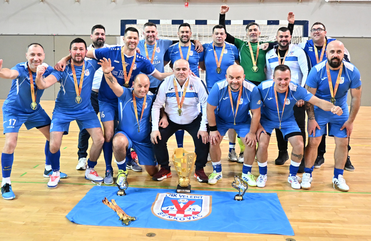 Veterani Velebita iz Benkovca pobjednici 23. Hrvatskog dvoranskog nogometnog prvenstva za veterane