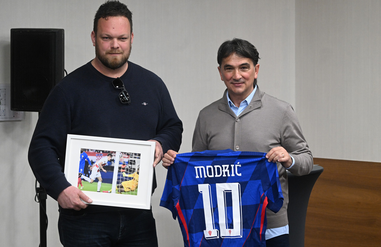 Anti Čizmiću nagrada za najbolju fotografiju praćenja Vatrenih tijekom 2025. godine