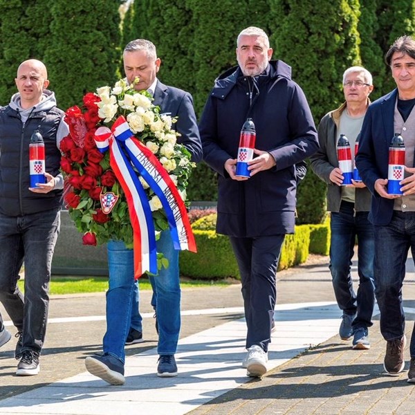 Kustić i delegacija HNS-a odali počast žrtvama Domovinskog rata u Vukovaru